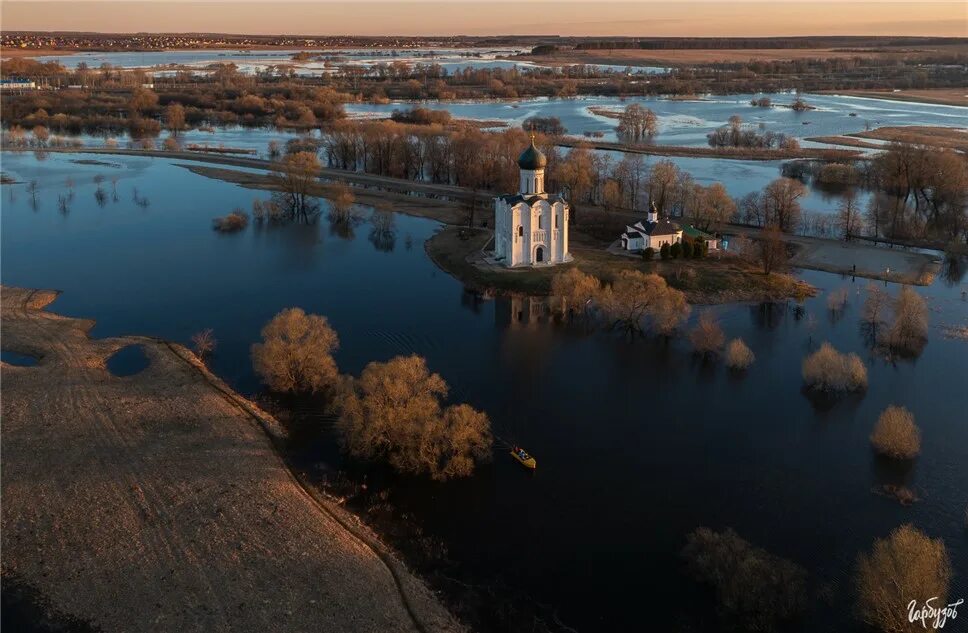 Покрова на нерли весной в разлив фото Церковь Покрова на Нерли: храмовая жемчужина России - Статьи - Музеи - РЕВИЗОР.Р