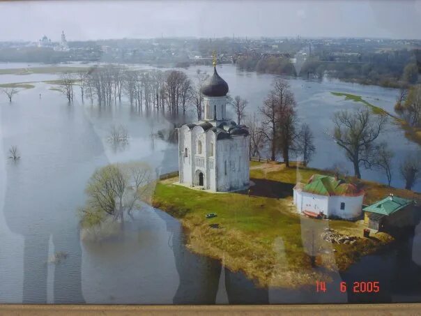Покрова на нерли весной в разлив фото Храм Покрова на Нерли в половодье: Фотоальбом Архитектура храмов и соборов Фотоа