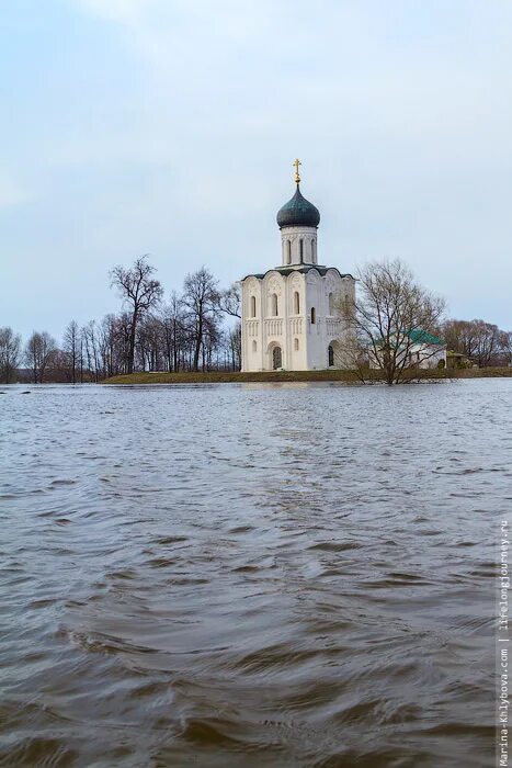 Покрова на нерли весной в разлив фото Разлив. Храм Покрова на Нерли