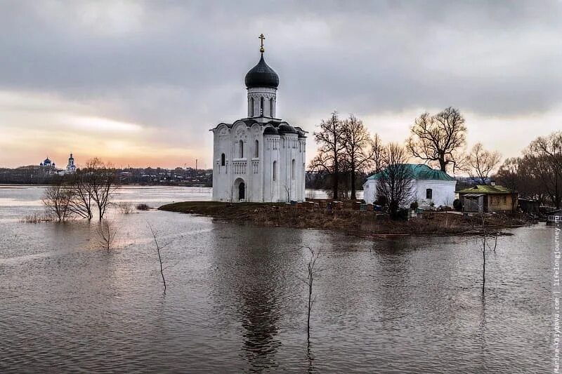 Покрова на нерли весной в разлив фото Церковь Покрова на Нерли Дорогами Души