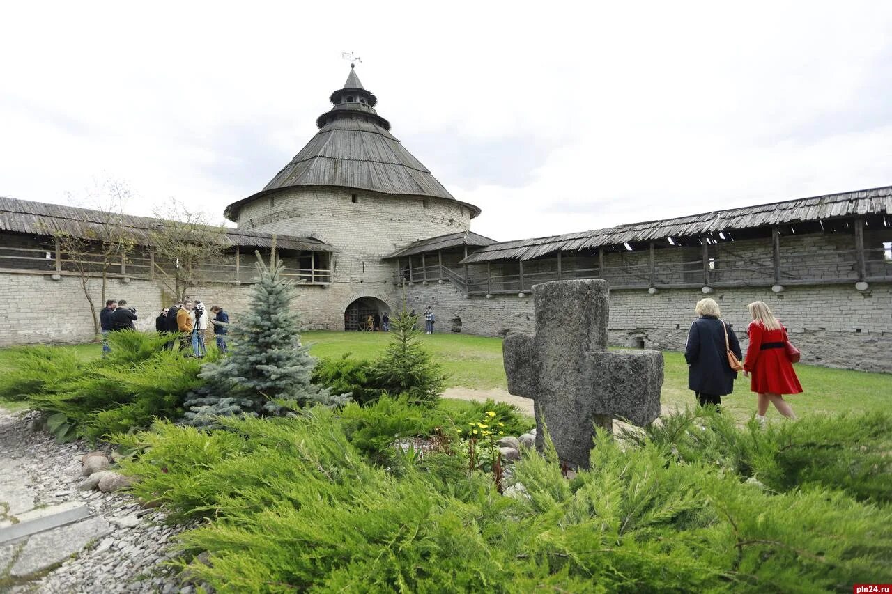 File:Покровская Башня. Псков. Pokrovskaya Tower. Pskov.jpg - Wikimedia Commons