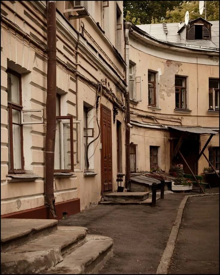 Покровский двор октябрьская ул 21 4 фото Покровский бульвар 18, дом Корзинкиных/Телешова. Вид из двора.