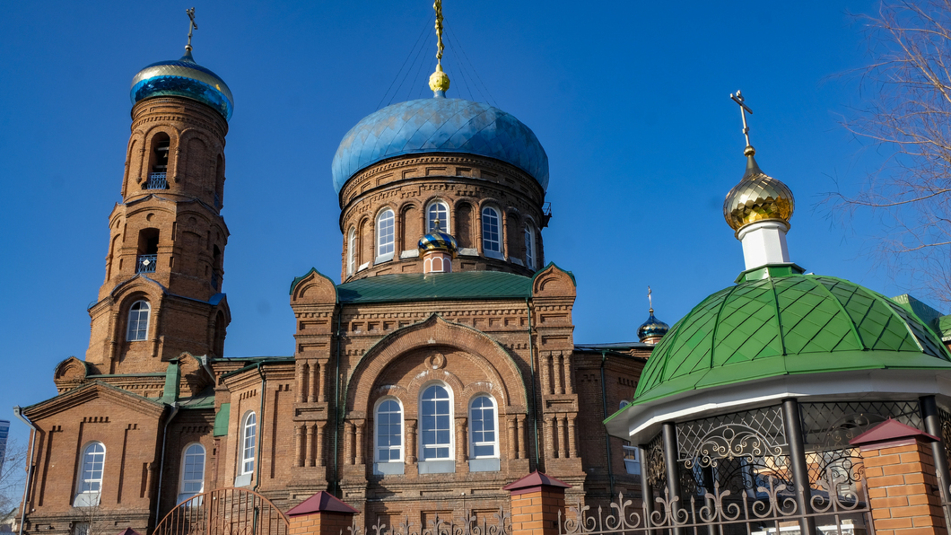 Покровский кафедральный собор барнаул фото "Там, где горят купола золоченые". Как в Барнауле разоряли и восстанавливали хра