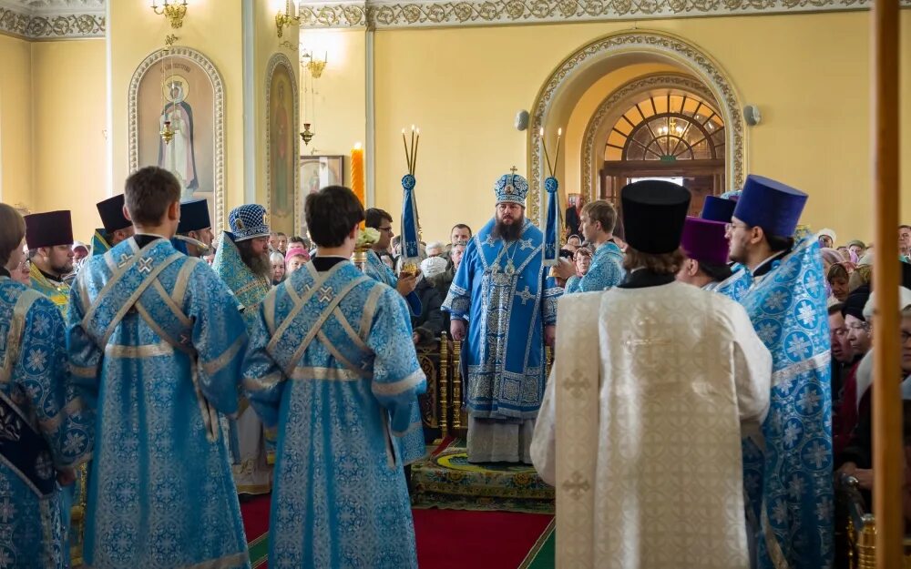 Покровский сбор фото В престольный праздник митрополит Серафим совершил Литургию в Покровском соборе 