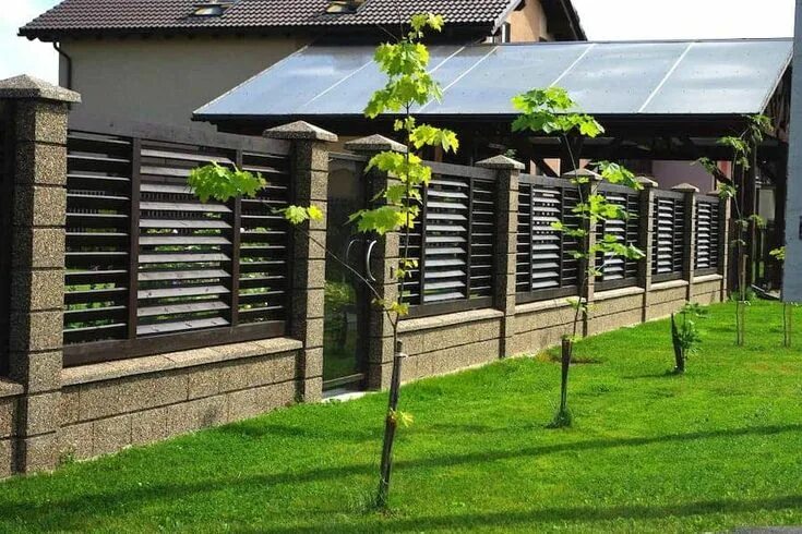 Покровский забор фото Красивый комбинированный забор из дерева и камня Backyard fences, Fence gate des