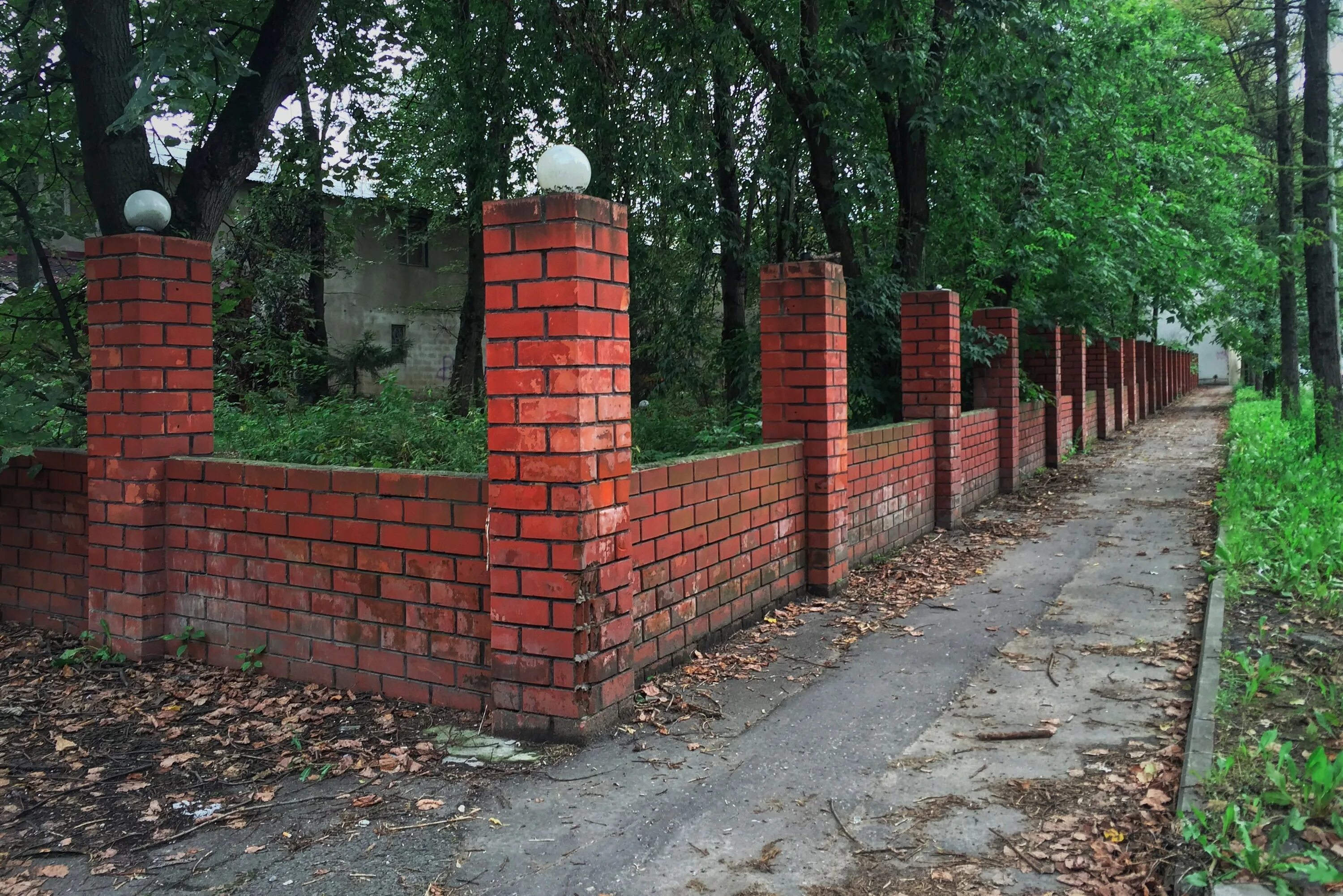 Покровский забор фото File:Moscow, fence around abandoned buildings in Sokolniki Park (30858494633).jp