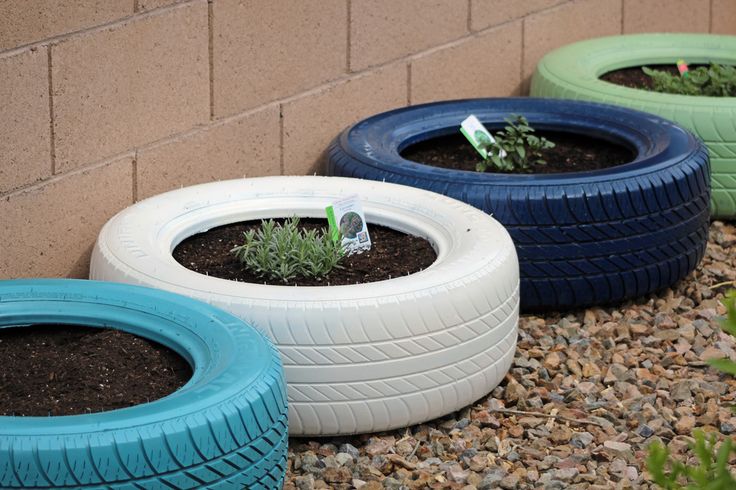 Покрышки на даче фото tire planters Tire garden, Backyard garden, Backyard garden design