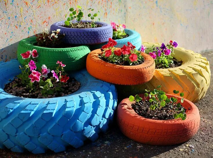 Покрышки на даче фото Cheap DIY Raised Garden Beds: 15 Easy Ideas Building a raised garden, Tire garde