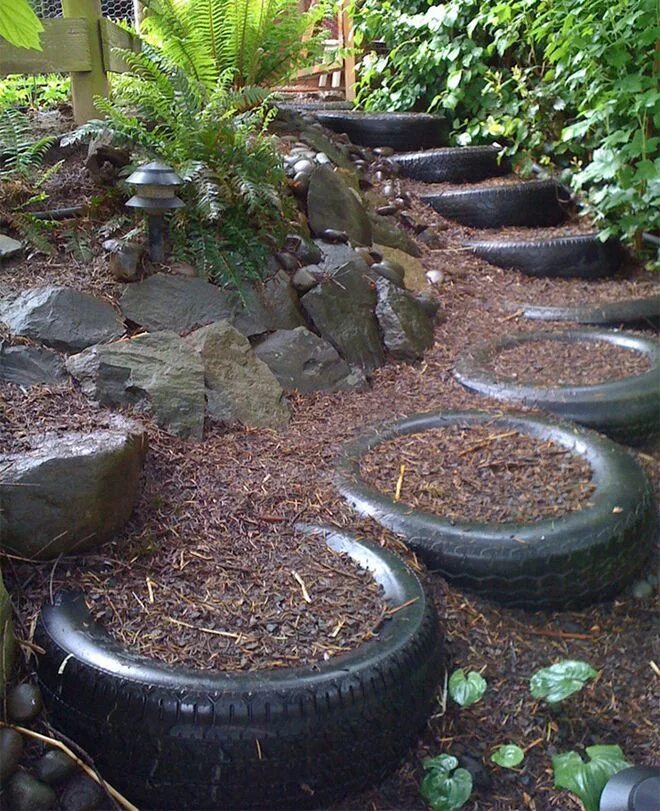 Покрышки на даче фото Retreads: 15 ways to re-use old tyres Garden stairs, Garden steps, Tire garden