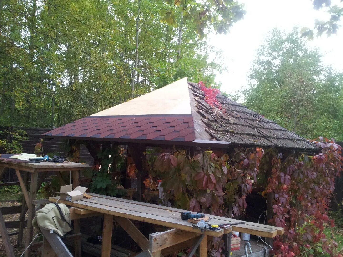 Покрыть беседку гибкой черепицей своими руками Фотографии работы: Замена каркаса и покрытия кровли беседки.