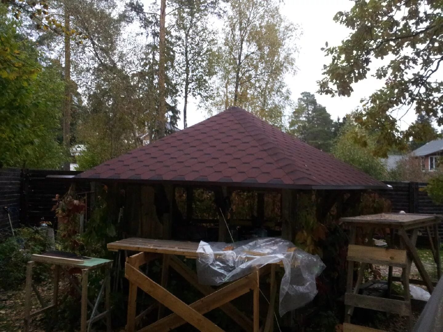 Покрыть беседку гибкой черепицей своими руками Фотографии работы: Замена каркаса и покрытия кровли беседки.