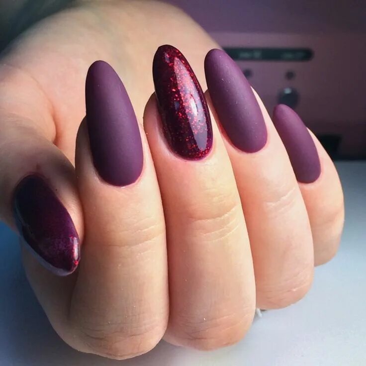 Покрытие маникюр фото 2024 Ricostruzione unghie a mandorla, idea per un colore viola intenso e accent nail 