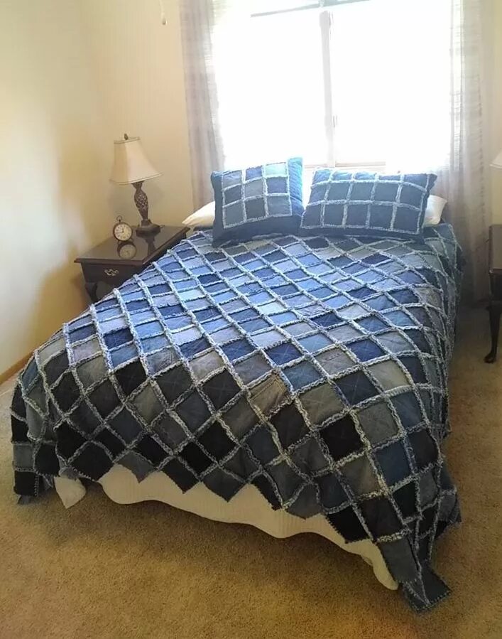 Покрывала из старых джинс фото Beautiful denim rag quilt sewn on the diagonal, with throw-pillow shams. Colcha 