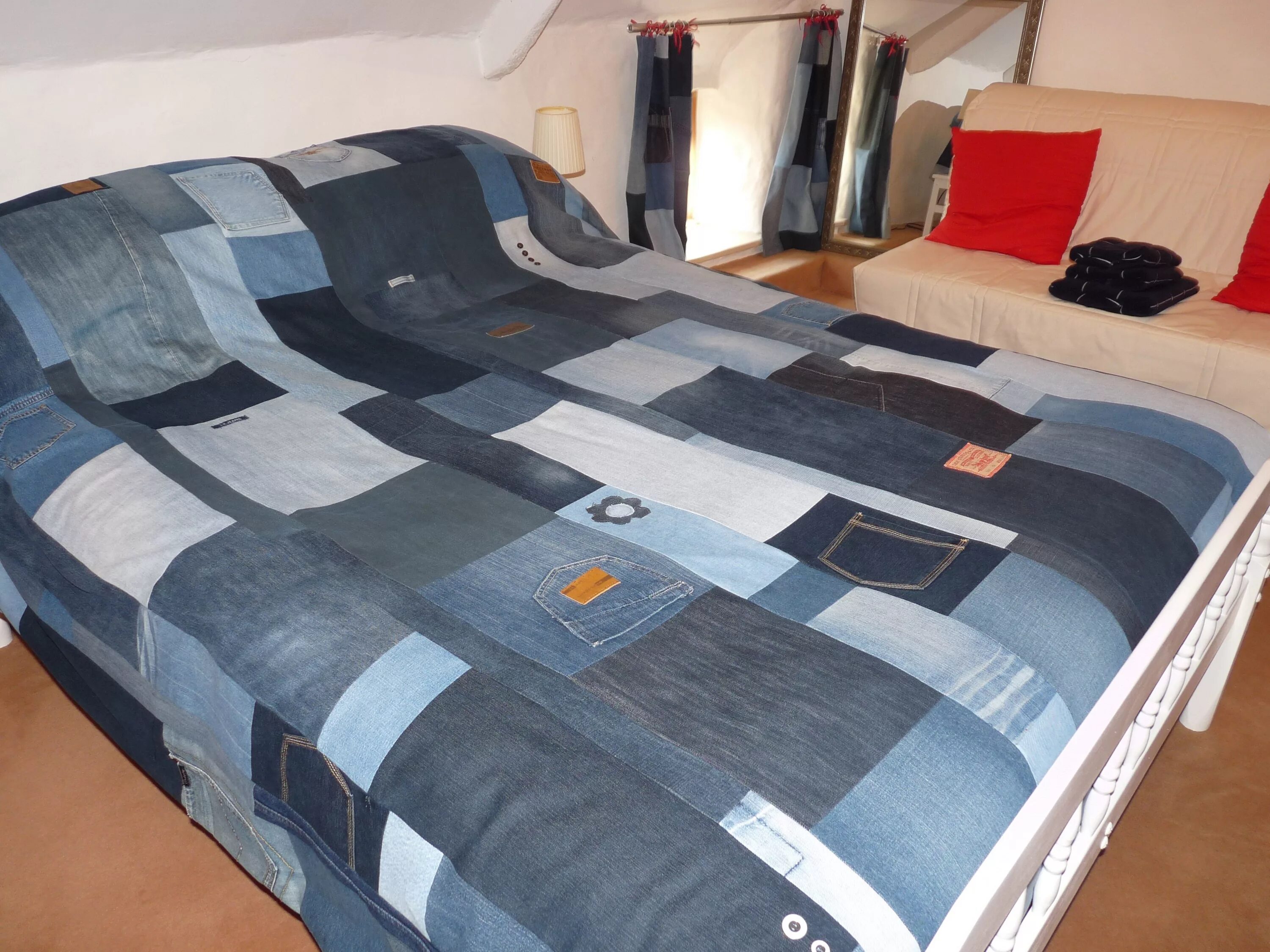 Покрывала из старых джинс фото Denim jeans patchwork bedspread throw blanket quilt. Embellished with jeans tags