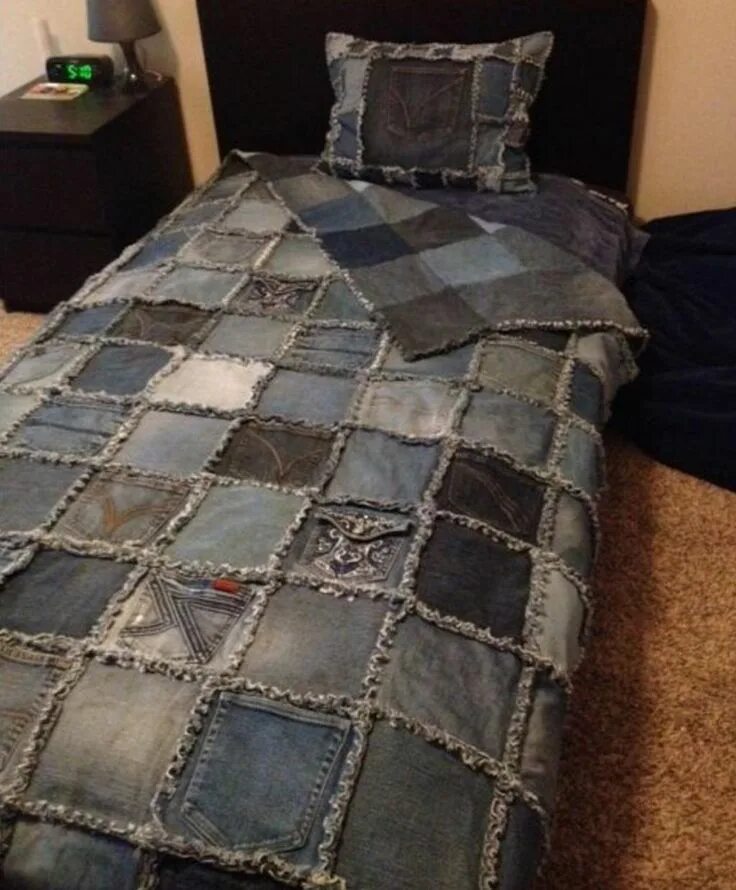 Покрывало из джинсов своими руками фото Elle découpe les vieux jeans de son mari en gros carrés et elle conçoit un magni