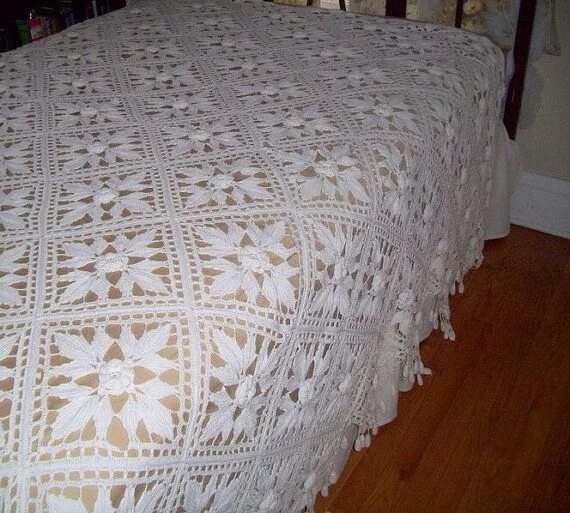 Покрывало крючком фото схемы Vintage hand crocheted coverlet in off white cotton. Crochet 3 dimensional roset