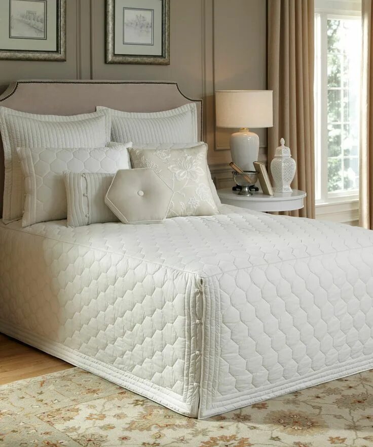 Покрывало на кровать в интерьере спальни фото Nostalgia Home Ivory Lexington Bedspread zulily Bedding sets, Bed spreads, Home 