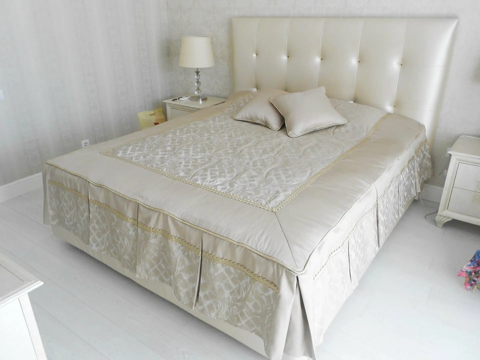 Покрывало в спальню фото новинки Дизайн покрывал на кровать в спальню - 78 фото