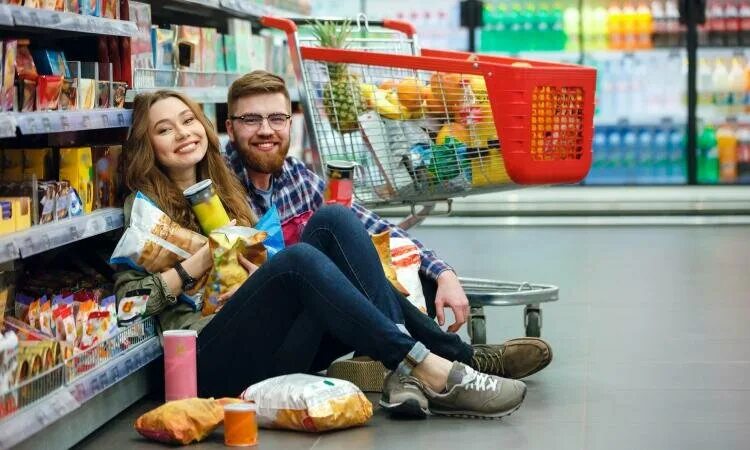 Покупатель в магазине фото Panorama: Южный, grocery, село Андреевка, Центральная улица, 20 - Yandex Maps