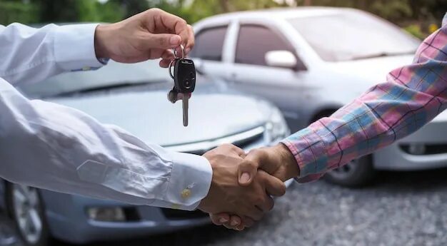 Покупка автомобиля фото Владелец автомобиля стоит ключи от машины покупателю. Продажа подержанных автомо