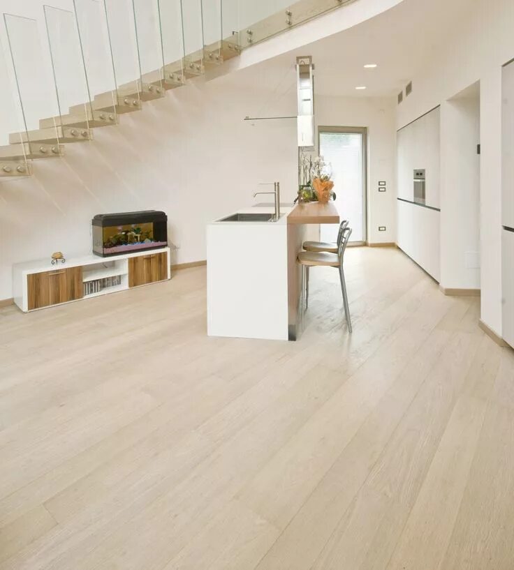 Пол дуб светлый в интерьере Pavimenti in legno bianco, Pareti casa beige, Pavimenti in laminato