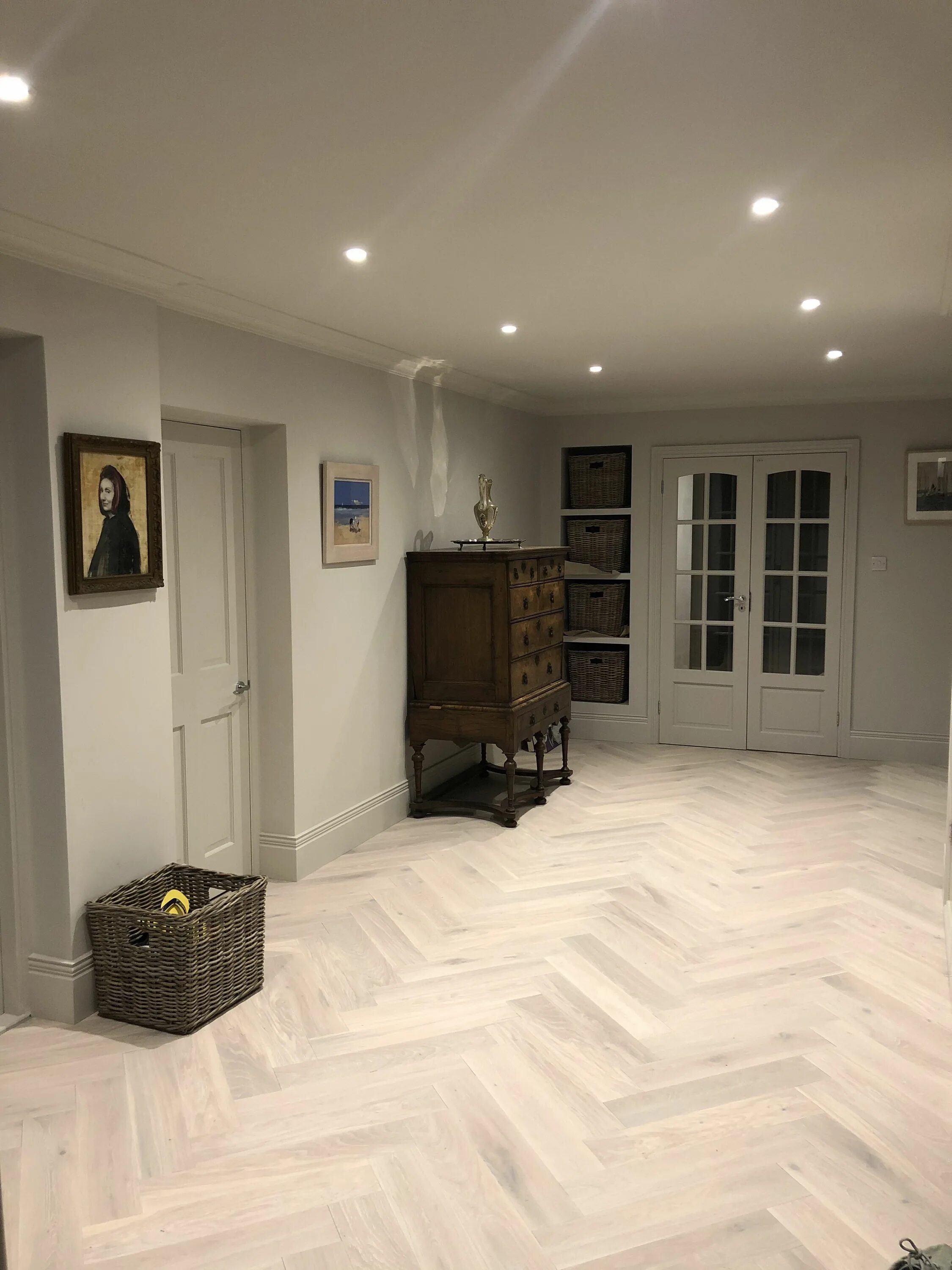 Пол елочка в современном интерьере Really happy with my new wood herringbone hall floor Interieur maison design, Ma