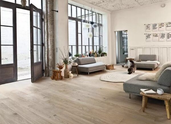 Пол и стиль интерьера Salon avec un parquet en chêne massif clair #deco #decoration #salon #parquet #c