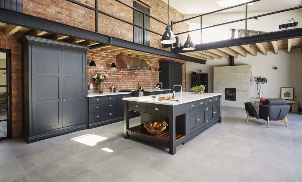 Пол кухни в стиле лофт Blue Shaker Kitchen Tom Howley Industrial style kitchen, Luxury kitchens, Indust