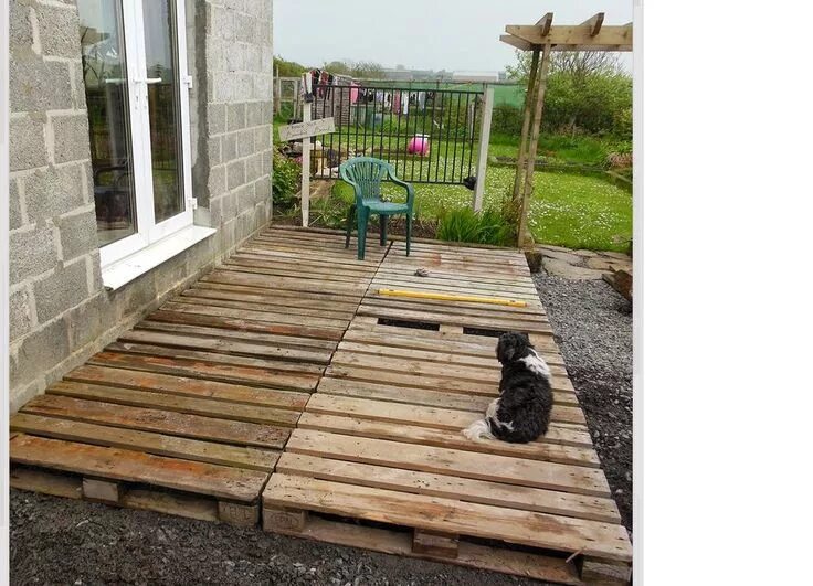 Пол на даче фото Quick Deck from Pallets Patio flooring, Diy deck, Cheap backyard