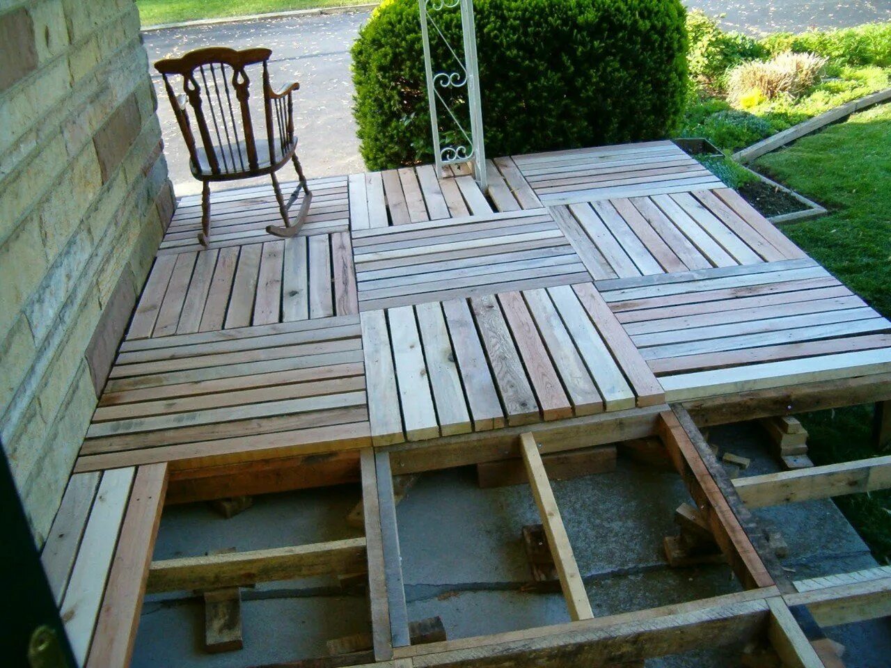 Пол на даче своими руками Разбираем практичные идеи для дачи Pallet porch, Wood pallets, Pallet patio