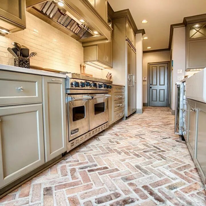 Пол на кухне дизайн Brick Pavers In Kitchen - Photos & Ideas Brick floor kitchen, Brick kitchen, Kit