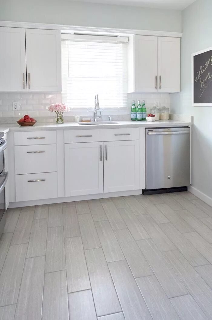 Пол на кухне плитка фото светлая A Classic White Kitchen Makeover on a Budget (With images) White kitchen makeove