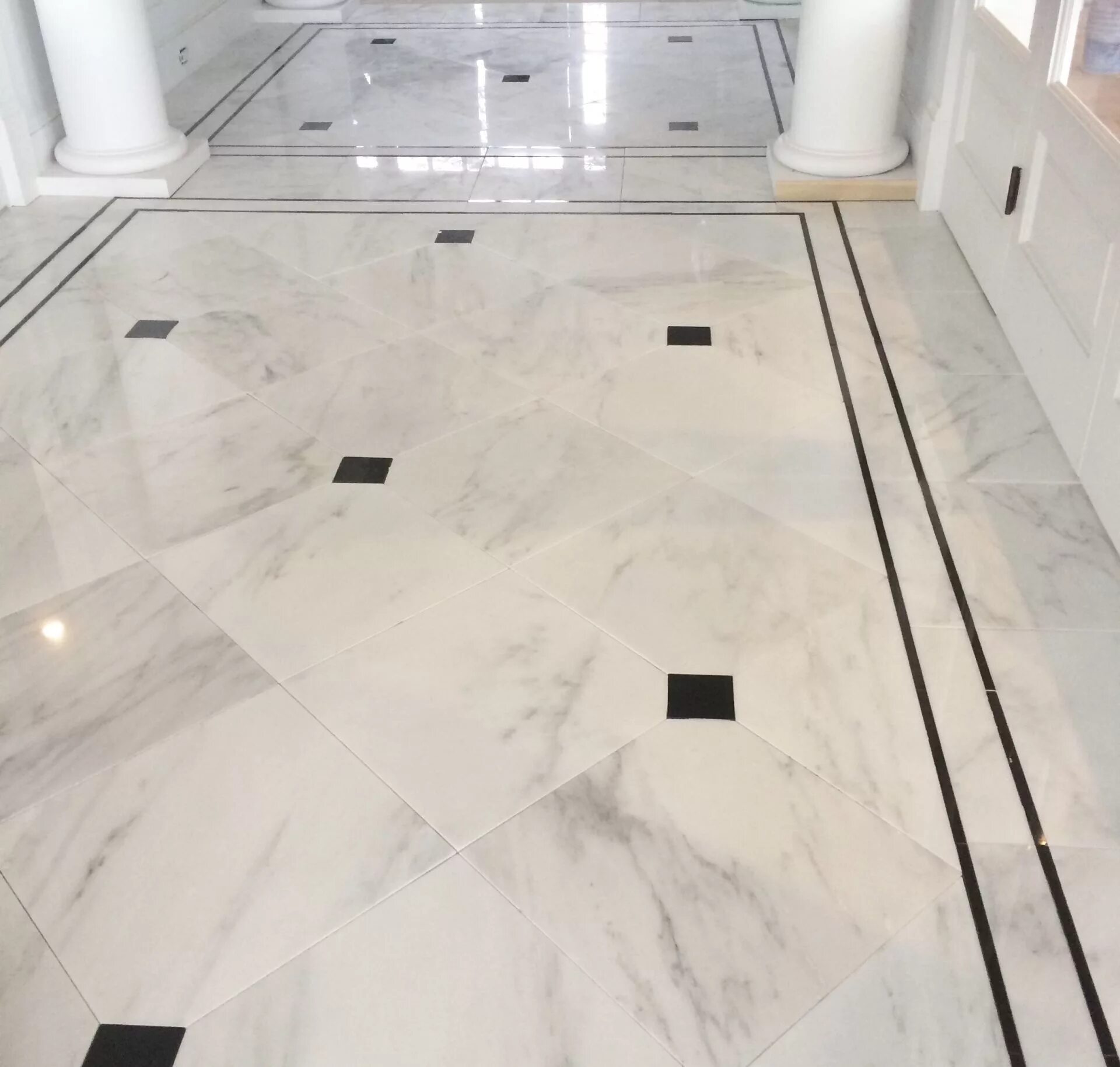 Пол плитка мрамор фото Foyer entry way. Classic Black & White using White Statuary Calacatta Marble wit