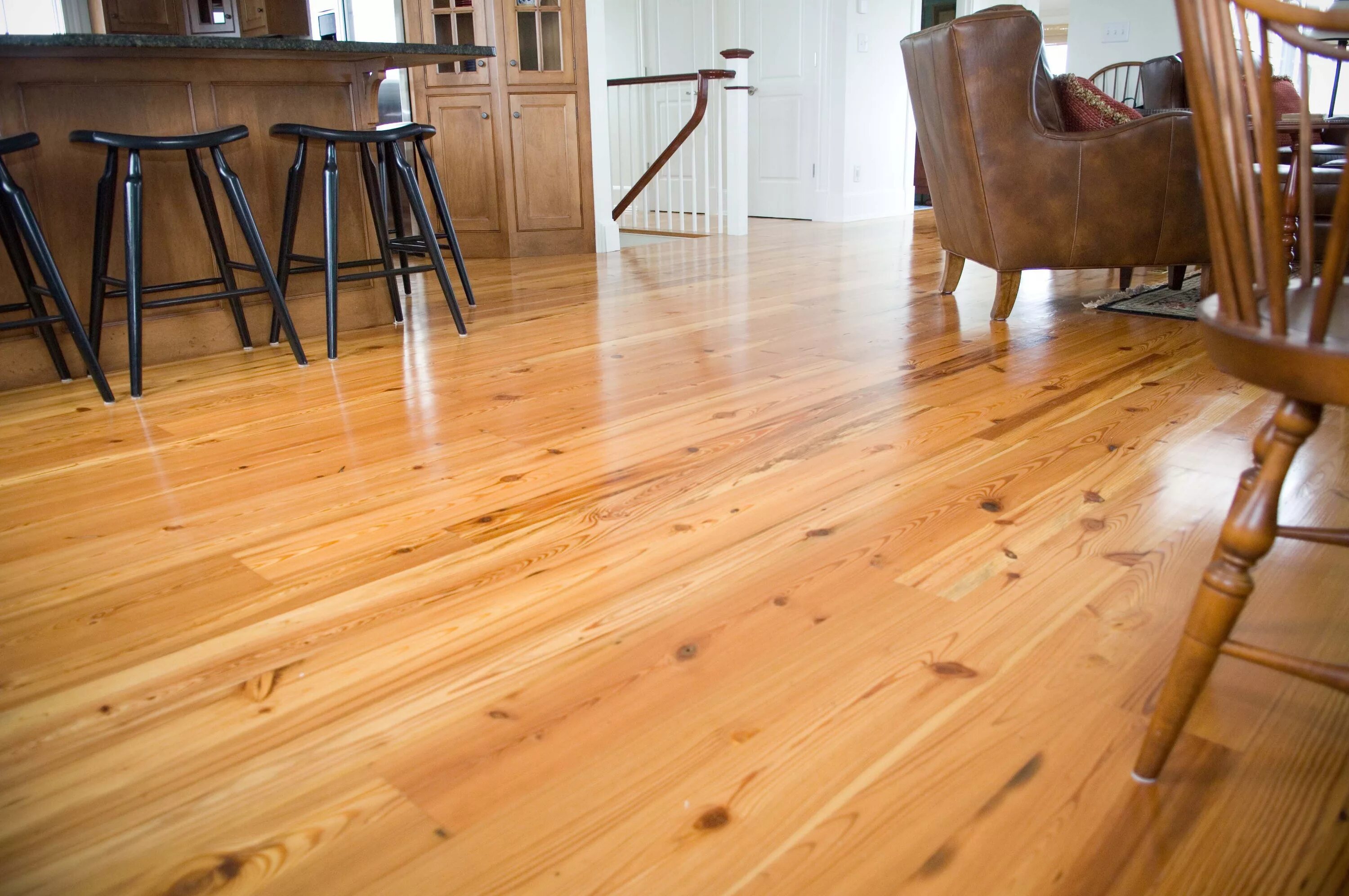 Пол под дерево фото Longleaf Lumber reclaimed #3 Rustic Heart Pine flooring in a home hallway. Cost 