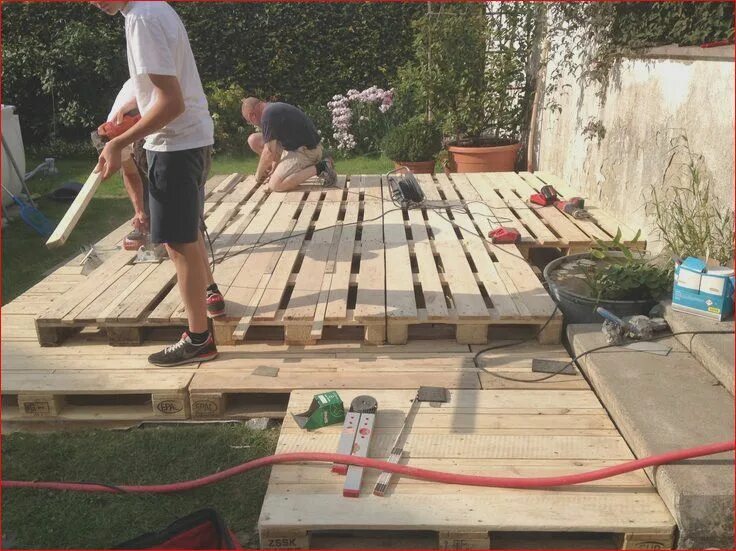 Пол в беседке из доски своими руками Pin von Birgit Knecht auf garten kräuter Terrasse aus paletten, Garten, Paletten