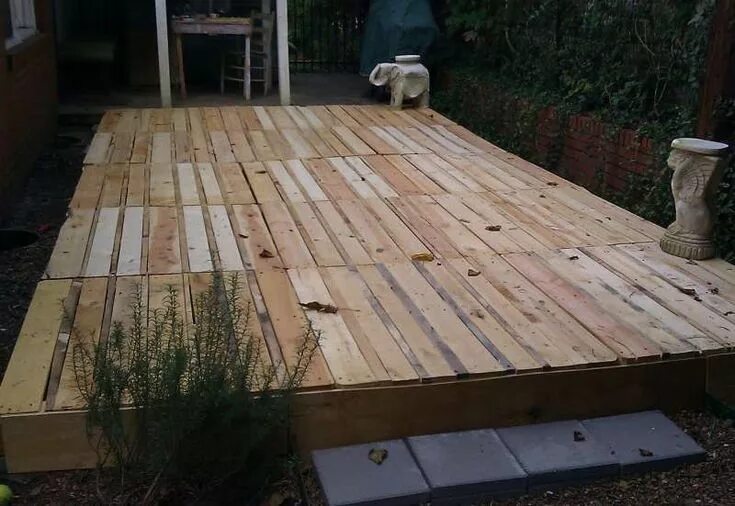 Пол в беседке своими руками Before & After: A Bunch of Old Pallets Gain Purpose Pallet decking, Pallet deck 