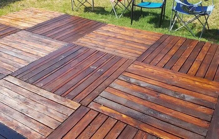 Пол в беседке варианты фото Wood Pallet Deck. stained and clear coated Pallet decking, Pallet deck diy, Pall