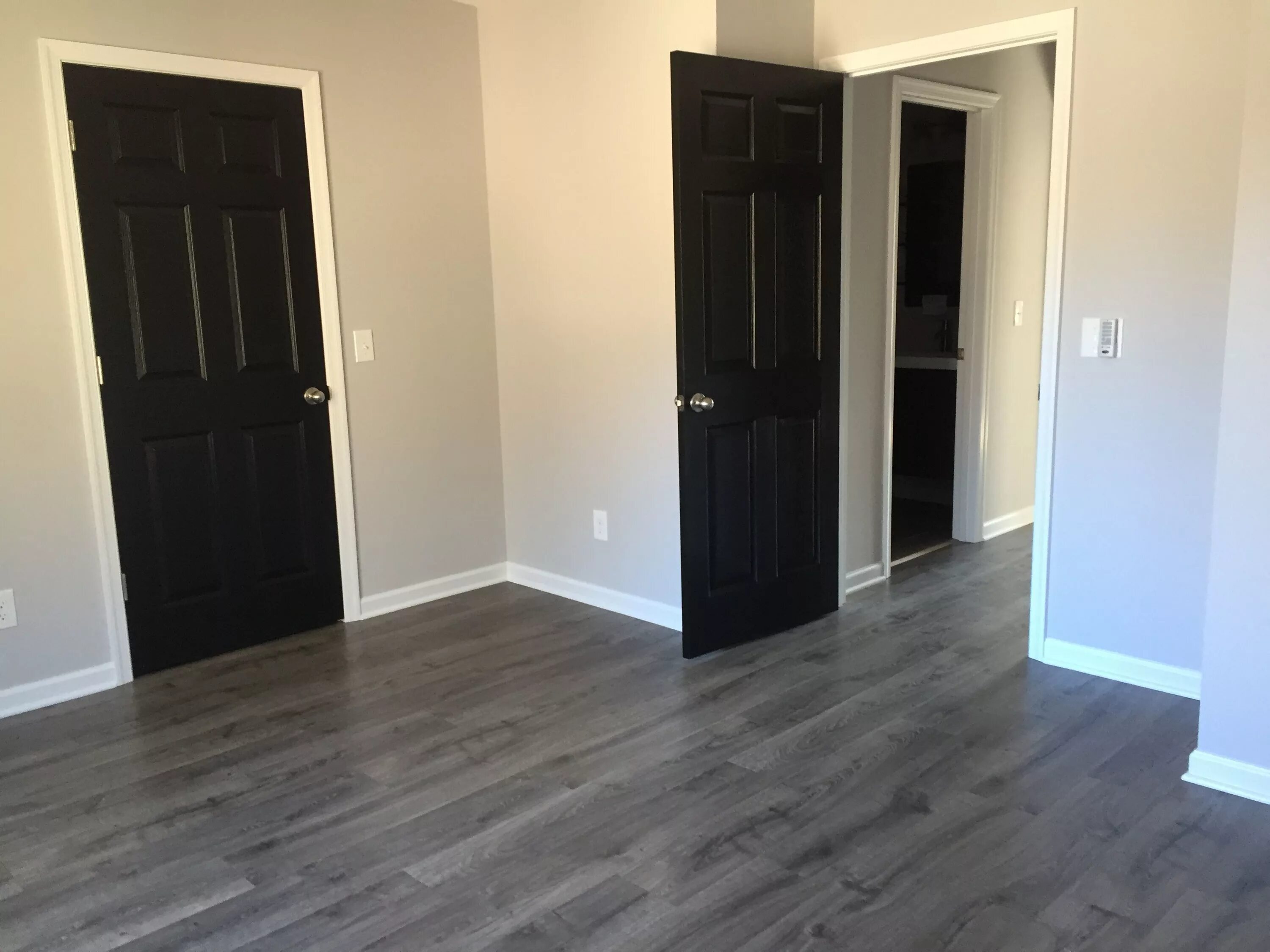 Пол в цвет дверей интерьере подобрать Pin on Casas House flooring, Black interior doors, Grey flooring