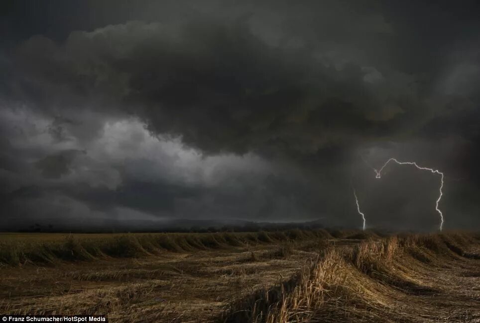 Поле гроза фото Mesmerising shots of Mother Nature at her most angry: Photographer braves the el