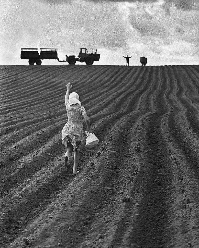 Поле ссср фото The farmer and his wife . Russia 1954 by Henri Cartier Bresson #style #blackandw