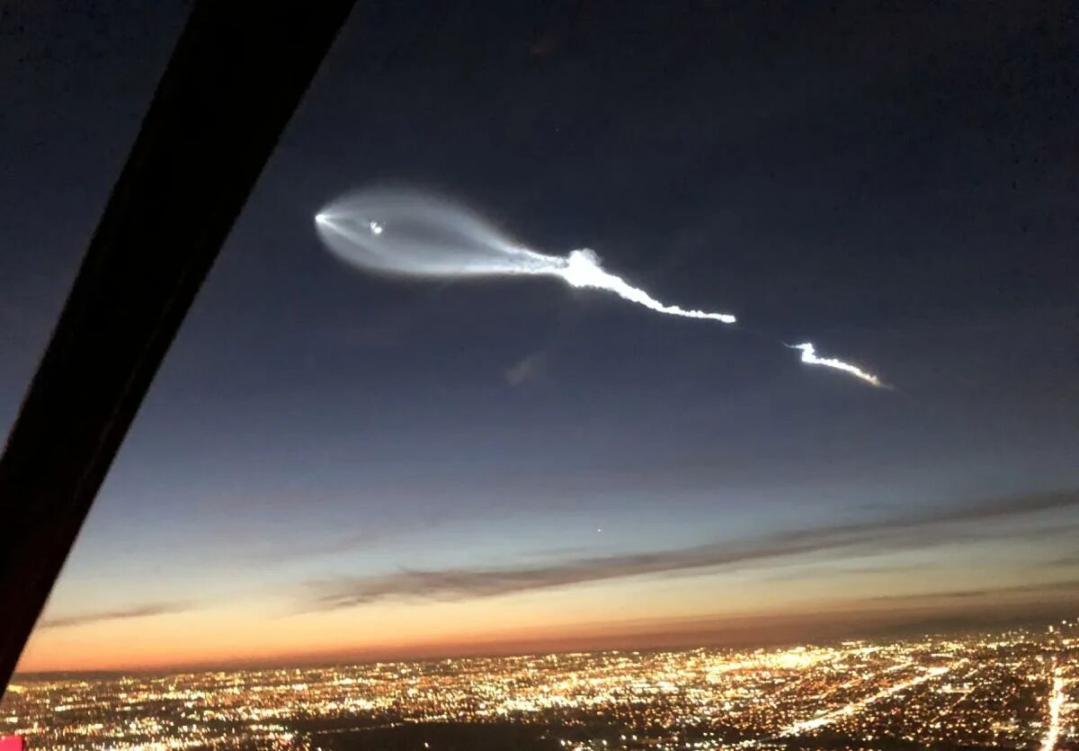 Полет ракеты фото SpaceX Falcon 9 launch leaves a creepy cloud over LA