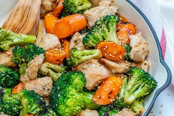 Полезные блюда рецепты с фото простые This Clean Eating Teriyaki Chicken + Veggie Skillet is EVERYTHING! Receita Recei