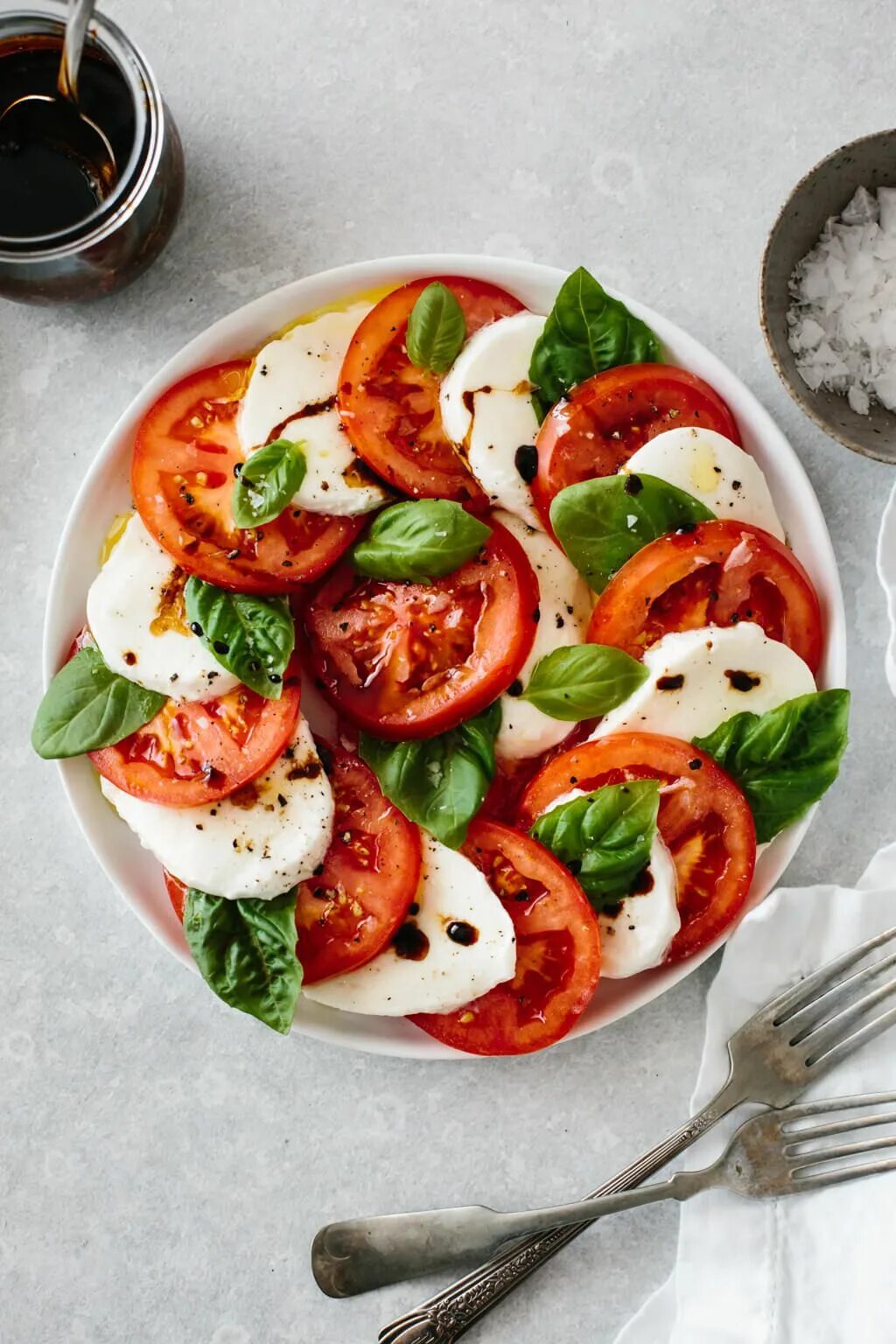 Полезные блюда рецепты с фото простые Caprese salad made from fresh tomatoes, mozzarella and basil leaves! It's easy a