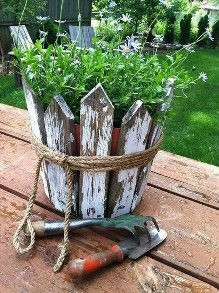 Полезные поделки своими руками для дачи Pin on ideas Rustic garden decor, Diy garden decoration ideas, Garden containers