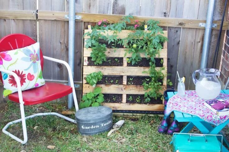 Полезные самоделки для дачи How to Build a Pallet Garden * Taylor Bradford Vertical pallet garden, Pallets g