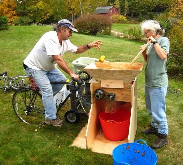 Полезные самоделки для дачи своими руками bike-powered apple grinder Garden hose storage, Apple cider press, Off grid livi