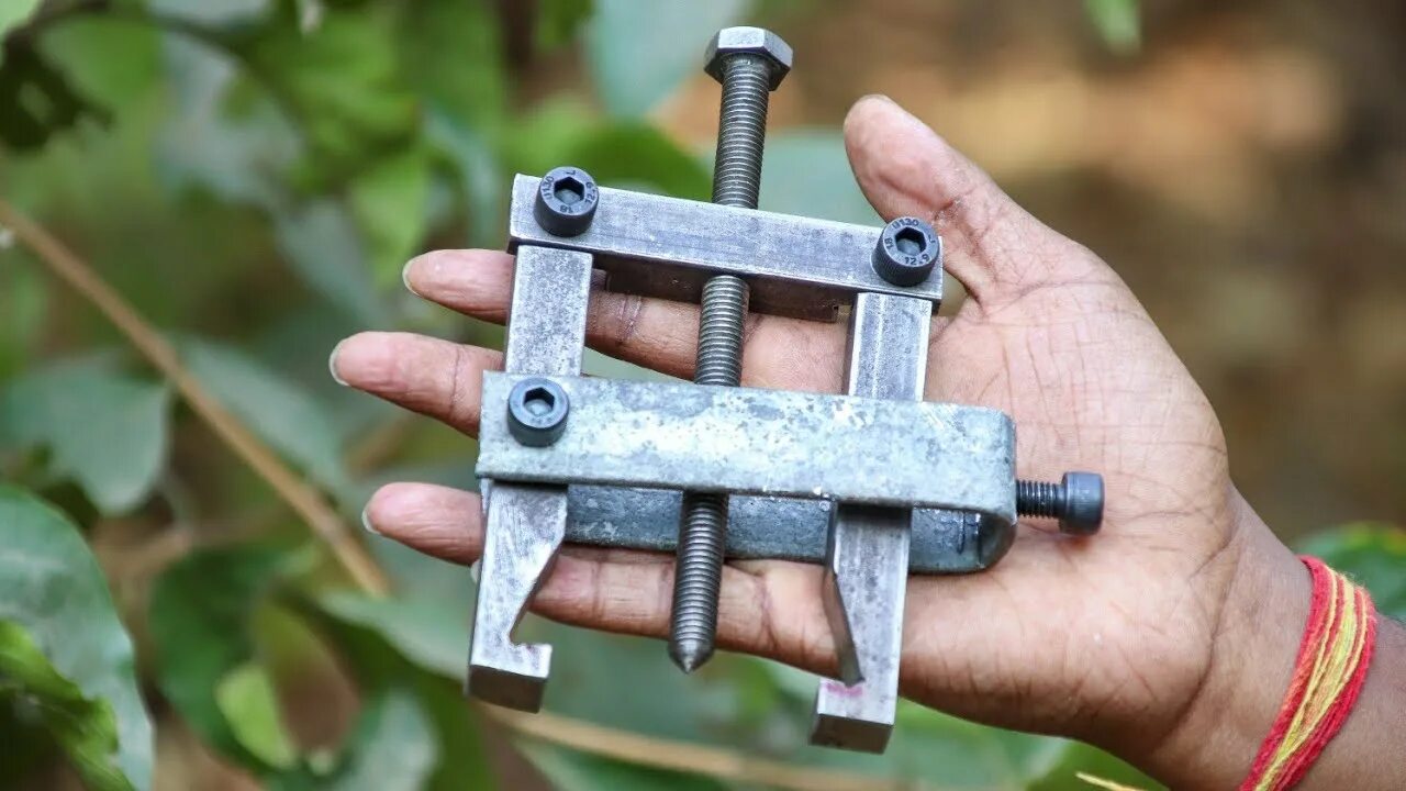 Полезные самоделки и приспособления своими руками How I made a mini bearing puller tool from square bar - YouTube