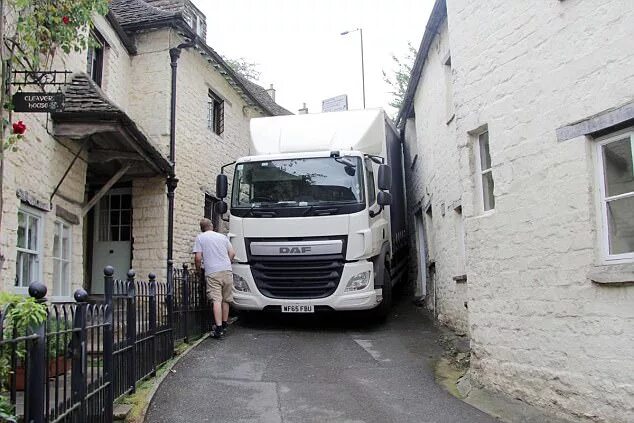 Поли см грузовая ул 6 фото Lorry gets wedged between Gloucester homes for three hours