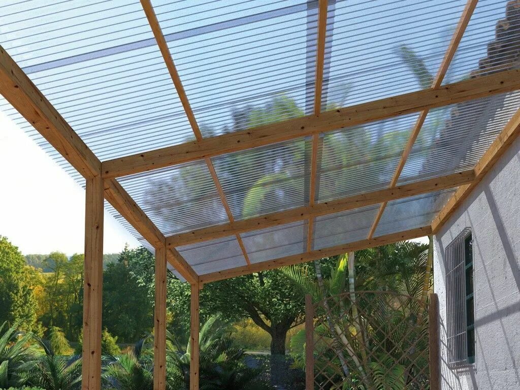 Поликарбонат на даче фото Une couverture de pergola avec des plaques transparentes Couverture de pergola, 