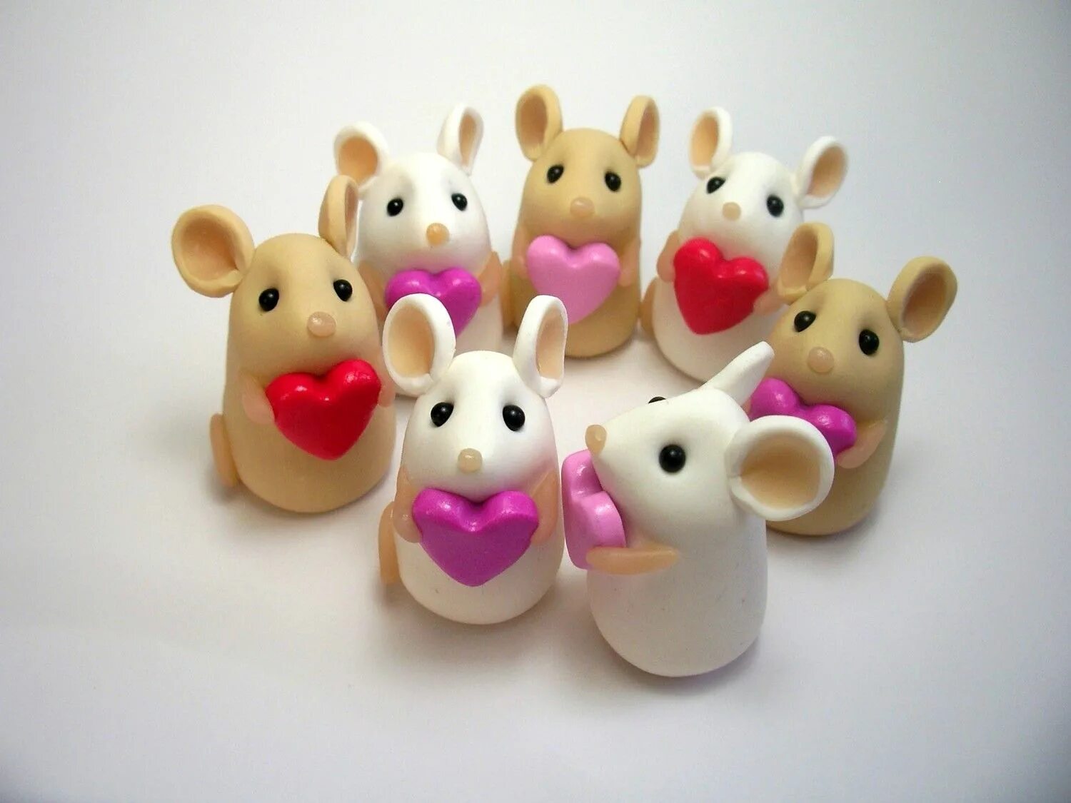 Полимерная глина для лепки поделки фото Tiny Love Mouse Ornament Sculpture Cake Topper Sold Individually. £ 12.00, via E